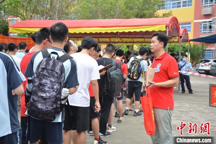 带队老师嘱托考生。 林洁琪 摄 带队老师嘱托考生。 林洁琪 摄
