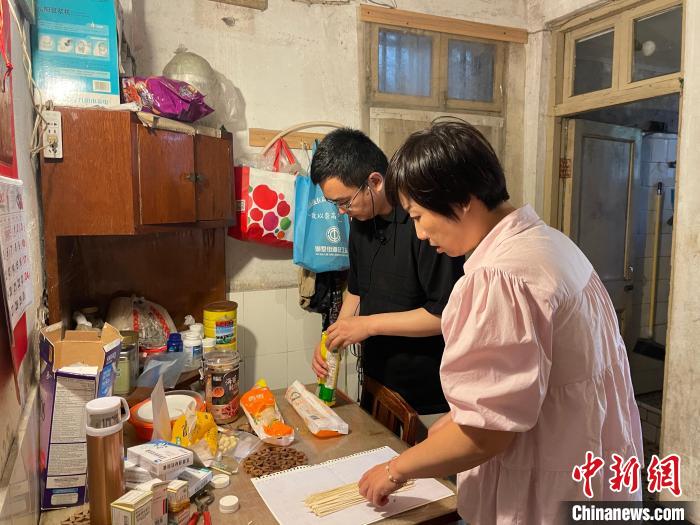 金晓宇(左)与黄丽娜(右)在家中准备午饭。 张煜欢 摄 金晓宇(左)与黄丽娜(右)在家中准备午饭。 张煜欢 摄