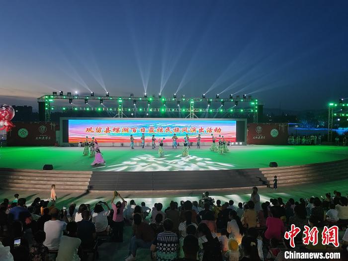 巩留县每晚上演民俗文化表演。 王小军 摄 巩留县每晚上演民俗文化表演。 王小军 摄
