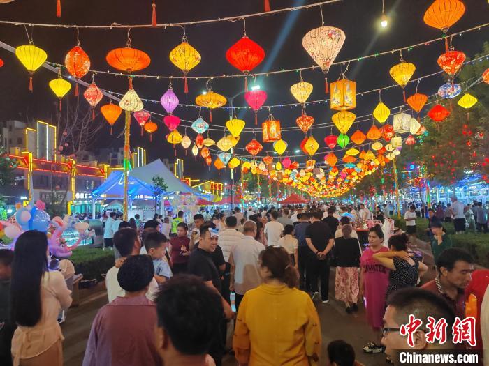 巩留县夜间经济街区秀街地摊经济与夜市。 王小军 摄 巩留县夜间经济街区秀街地摊经济与夜市。 王小军 摄