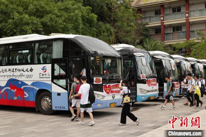 图为大巴车服务景洪考生。 云旅汽车供图 图为大巴车服务景洪考生。 云旅汽车供图