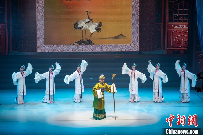 国家二级演员刘乃茹表演扬剧《百岁挂帅·杨家还有女子兵》。 龚春海 摄 国家二级演员刘乃茹表演扬剧《百岁挂帅·杨家还有女子兵》。 龚春海 摄