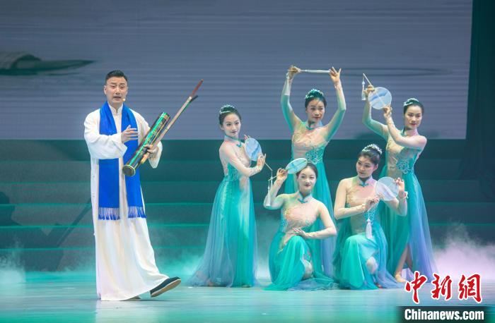 “梅花奖”“文华表演奖”“白玉兰主角奖”获得者李政成演绎扬剧《板桥道情》。 龚春海 摄 “梅花奖”“文华表演奖”“白玉兰主角奖”获得者李政成演绎扬剧《板桥道情》。 龚春海 摄