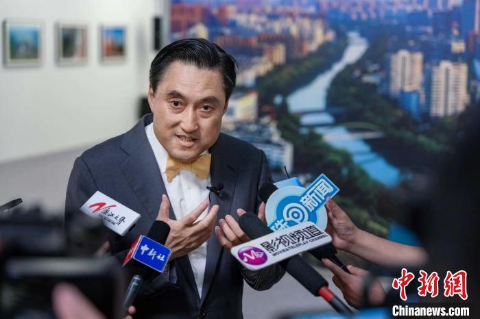 英蓝集团董事长于志强接受采访 英蓝集团供图 英蓝集团董事长于志强接受采访 英蓝集团供图