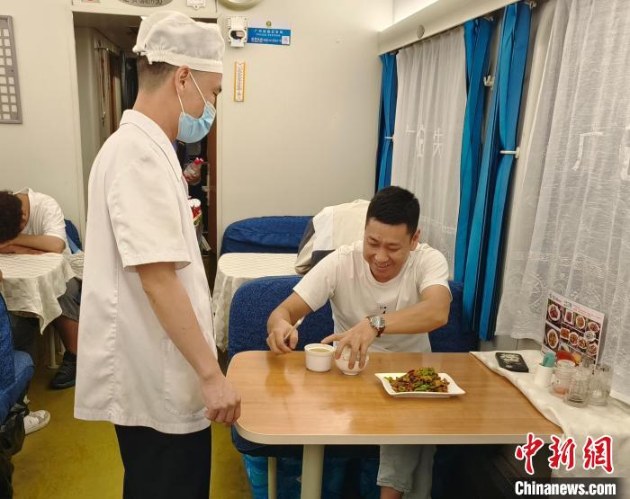 杨志文为乘客送上餐食 广九客运段 供图 杨志文为乘客送上餐食 广九客运段 供图