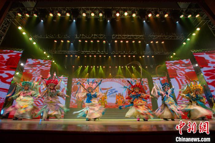 年轻的扬剧演员表演《扬帆新航》。 龚春海 摄 年轻的扬剧演员表演《扬帆新航》。 龚春海 摄