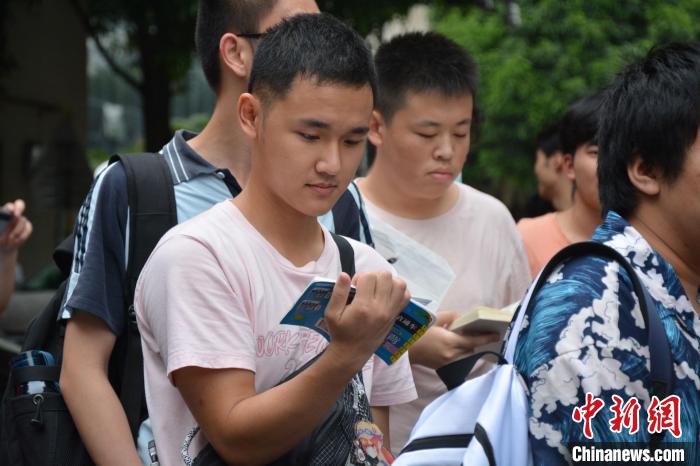考生排队进入考场时抓紧时间复习。 林洁琪 摄 考生排队进入考场时抓紧时间复习。 林洁琪 摄
