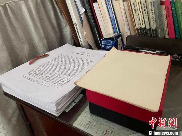 金晓宇家中摆放的近期翻译作品。 张煜欢 摄 金晓宇家中摆放的近期翻译作品。 张煜欢 摄
