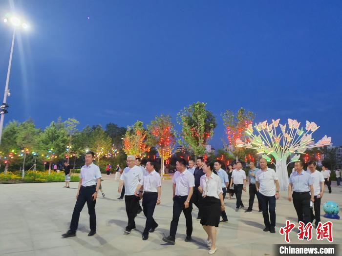 6月10—11日,与会人员在巩留县参观蝶湖文化广场。 王小军 摄 6月10—11日,与会人员在巩留县参观蝶湖文化广场。 王小军 摄