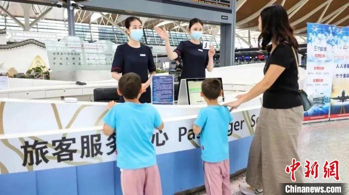 工作人员引导旅客前往柜台办理登机手续。 上海机场集团供图 工作人员引导旅客前往柜台办理登机手续。 上海机场集团供图