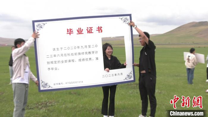 图为来自草原的“毕业证书”。 塞汗托雅 摄 图为来自草原的“毕业证书”。 塞汗托雅 摄