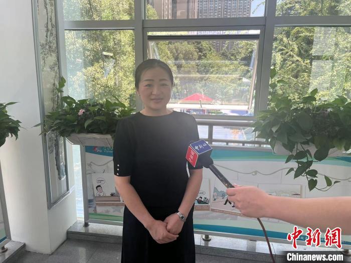 电子科技大学附属实验小学副校长苟雪梅接受中新网记者专访。 贺劭清 摄 电子科技大学附属实验小学副校长苟雪梅接受中新网记者专访。 贺劭清 摄