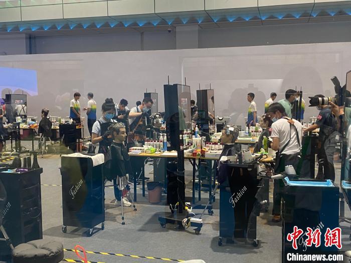 图为参赛选手在进行美发比赛。 吕妍 摄 图为参赛选手在进行美发比赛。 吕妍 摄