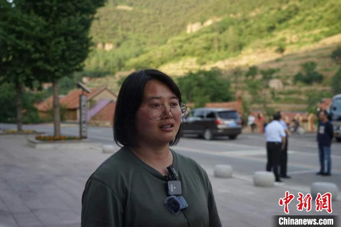 西墙裕村“90后”村支书王成成接受记者采访。 王采怡 摄 西墙裕村“90后”村支书王成成接受记者采访。 王采怡 摄