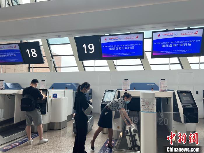 东航地服人员帮助旅客托运行李。 东航供图 东航地服人员帮助旅客托运行李。 东航供图