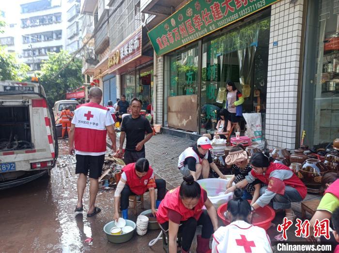 图为红十字会志愿者帮助恢复生产生活秩序。 重庆市红十字会供图 图为红十字会志愿者帮助恢复生产生活秩序。 重庆市红十字会供图