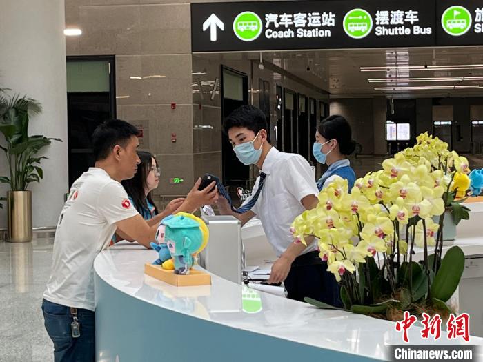 杭州萧山国际机场工作人员帮助乘客解答问题。 杭州萧山国际机场 供图 杭州萧山国际机场工作人员帮助乘客解答问题。 杭州萧山国际机场 供图