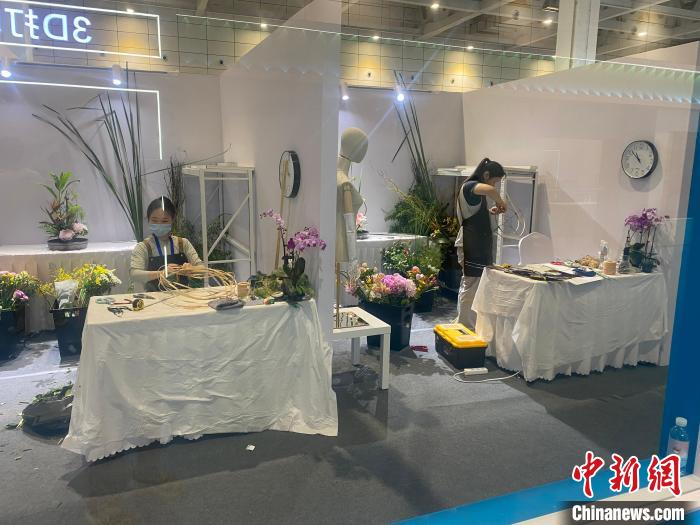 图为参赛选手在进行花艺比赛。 吕妍 摄 图为参赛选手在进行花艺比赛。 吕妍 摄