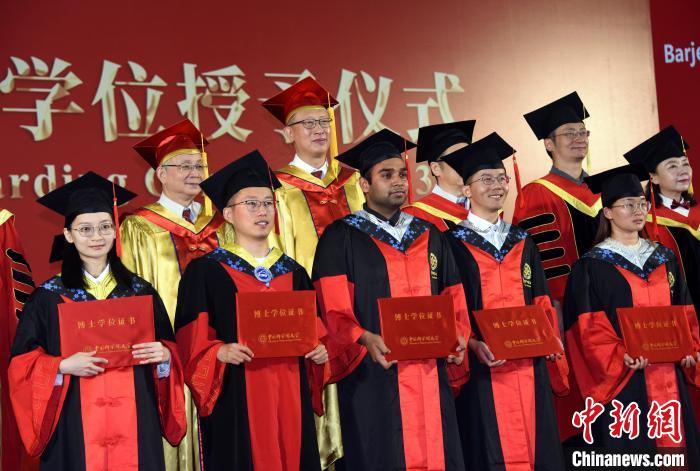 国科大2023年度毕业典礼暨学位授予仪式在北京举行,图为颁授学位证书合影。 中新社记者 孙自法 摄 国科大2023年度毕业典礼暨学位授予仪式在北京举行,图为颁授学位证书合影。 中新社记者 孙自法 摄