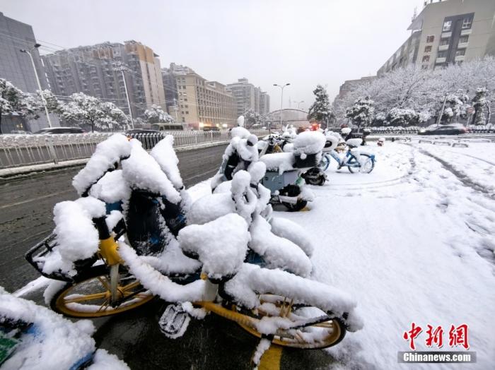 图为路边积雪。 图为路边积雪。