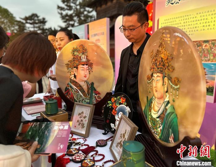 活动现场,山西各地非遗产品的亮相吸引了众多游客的关注。 刘小红 摄 活动现场,山西各地非遗产品的亮相吸引了众多游客的关注。 刘小红 摄