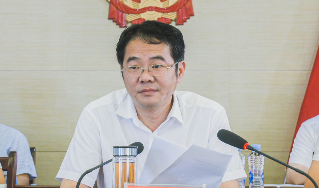 9月11日,县委书记严旭辉出席株潭镇第十七届人民代表大会第一次会议并