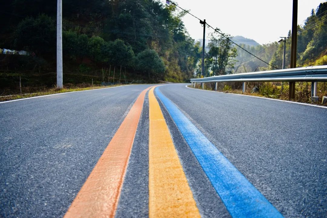 沿路行道线以红,黄,蓝三色喷涂 一起去看看吧~ 鲜艳彩色的丝带 串联