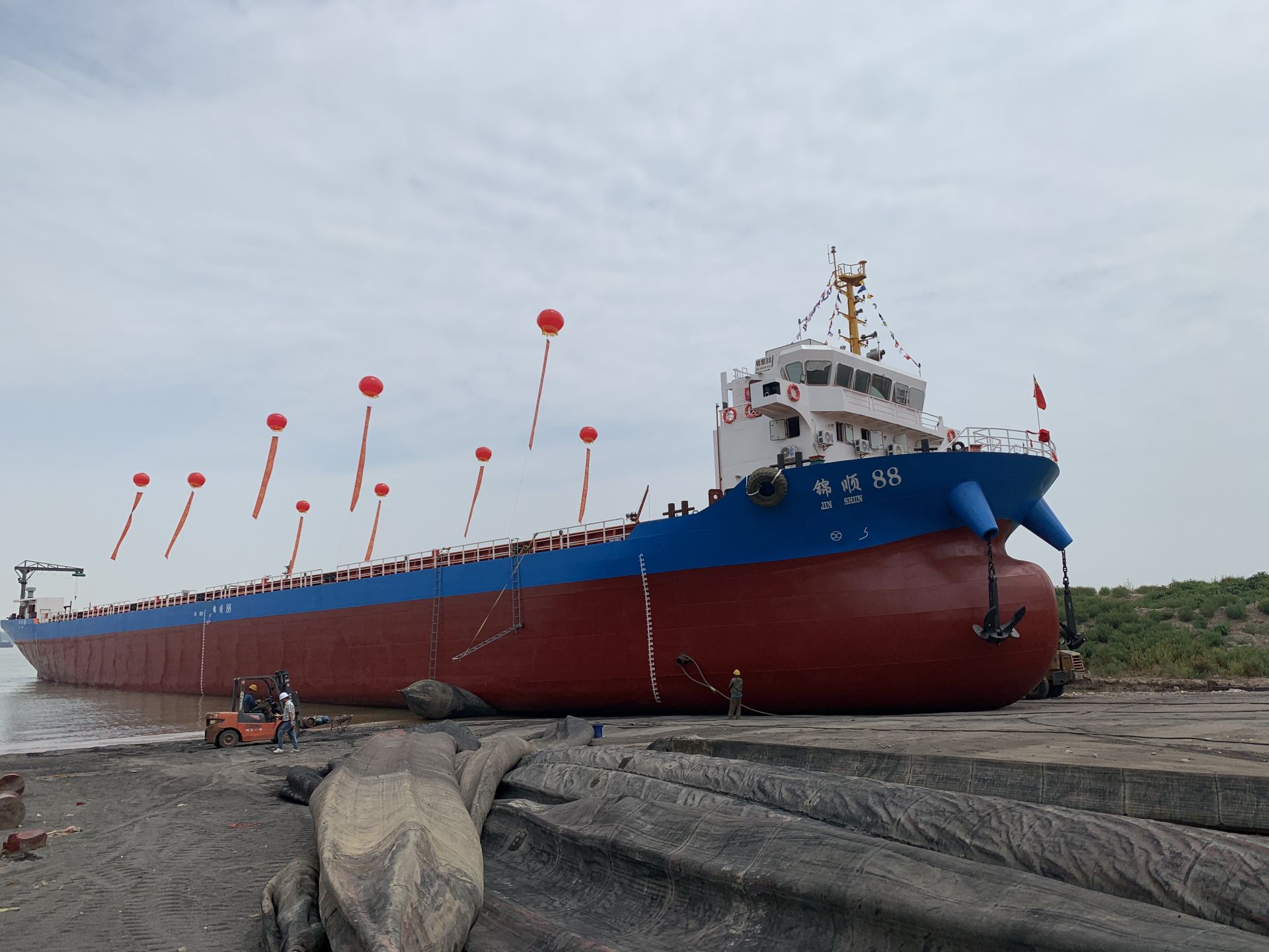 6124总吨,设计装载502标箱,是目前江西省内建造的最大内河集装箱船舶
