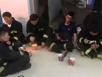 心疼！消防员灭火后手抖到挑不起泡面，旁边的队友吃着吃着睡着了