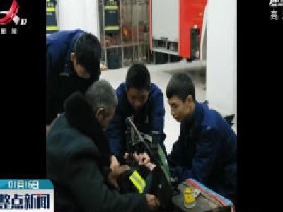 上饶：消防队员换新装 缝上铭牌再出发