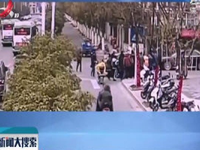 江苏镇江：男子被压车底 市民抬车救人