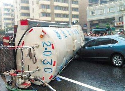 惊险！南昌九龙湖隧道内一辆私家车追尾洒水车