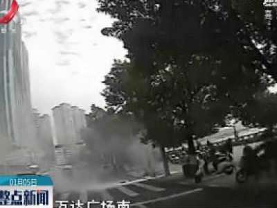 上饶：垃圾桶起火 公交司机果断扑灭