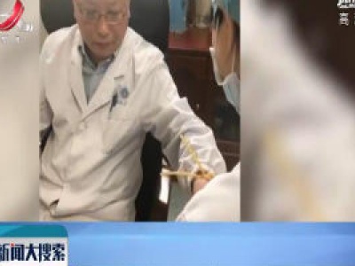 武汉：医生元旦加班打针续航 表情萌萌哒