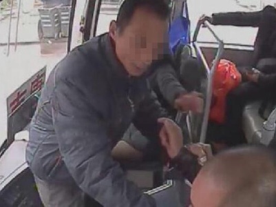 该！赣州一男子抢夺客车方向盘被刑拘