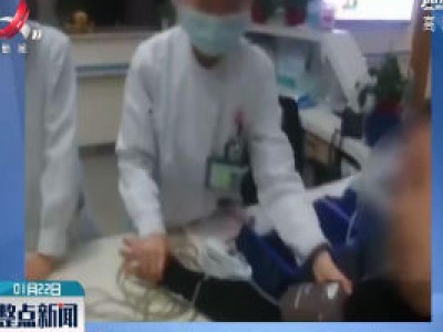 浙江温州：男子突发疾病 交警紧急救助