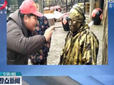 河南开封：敬业 大叔扮铜人雪中4小时纹丝不动