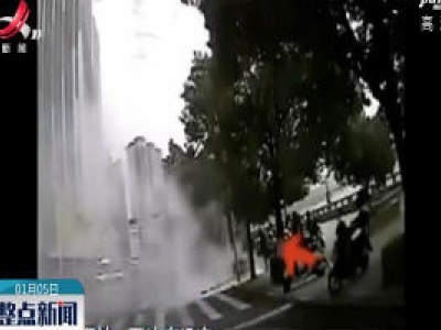 上饶：垃圾桶起火 公交司机果断扑灭