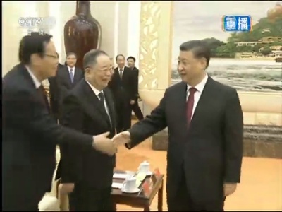 习近平同党外人士共迎新春 代表中共中央，向各民主党派、工商联和无党派人士，向统一战线广大成员，致以诚挚的问候和新春的祝福
