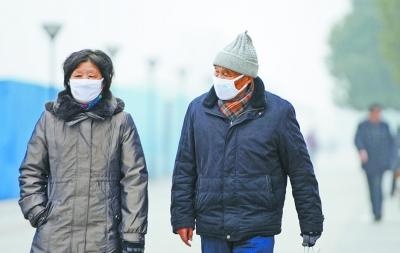 【地评线】太阳鸟时评：“说服老人戴口罩很难”，观念差异还是方法不对