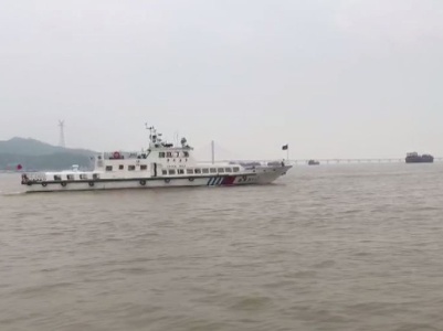 4对夫妻开着4艘船，在长江上肆意妄为，警察立马抓！