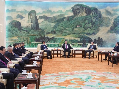 习近平同党外人士共迎新春 代表中共中央，向各民主党派、工商联和无党派人士，向统一战线广大成员，致以诚挚的问候和新春的祝福
