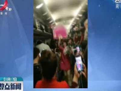 春运暖镜头：回家路上 她扭秧歌带大家一起嗨