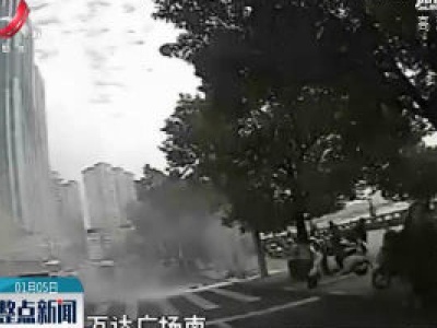上饶：垃圾桶起火 公交司机果断扑灭