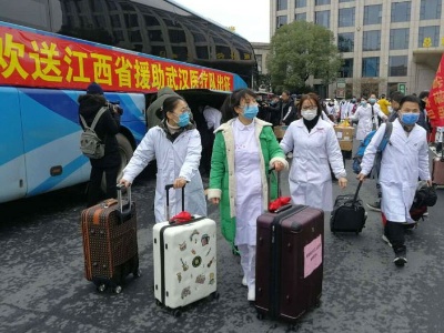 江西省第一批138人援助武汉医疗队从南昌启程 