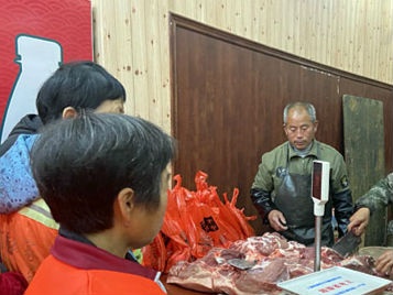 宜黄陈倔强父子给环卫工免费送1500余公斤猪肉