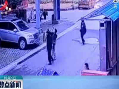 贵州：她从五楼跳下 保安伸手一把接住