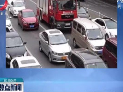 福建：消防车被堵 男子下车开路