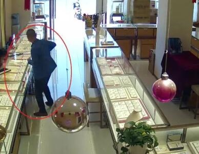 男子光天化日抢了镯子就跑！事发龙南一金店