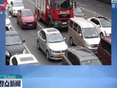 福建：消防车被堵 男子下车开路